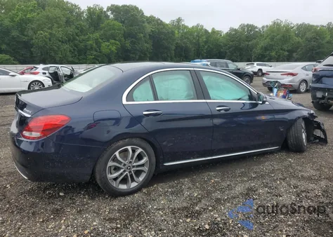 2017 Mercedes-Benz C 300 4Matic z USA, uszkodzony, nr VIN 55SWF4KB1HU230754